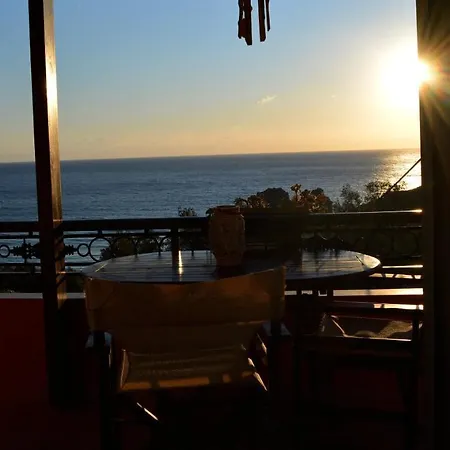Papadatos Apts With Amazing View - 5mins From The *